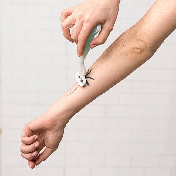 Gillette Venus Smooth Sensitive Womens Razor - 1 Handle + 4 Refills - Picture 6 of 8